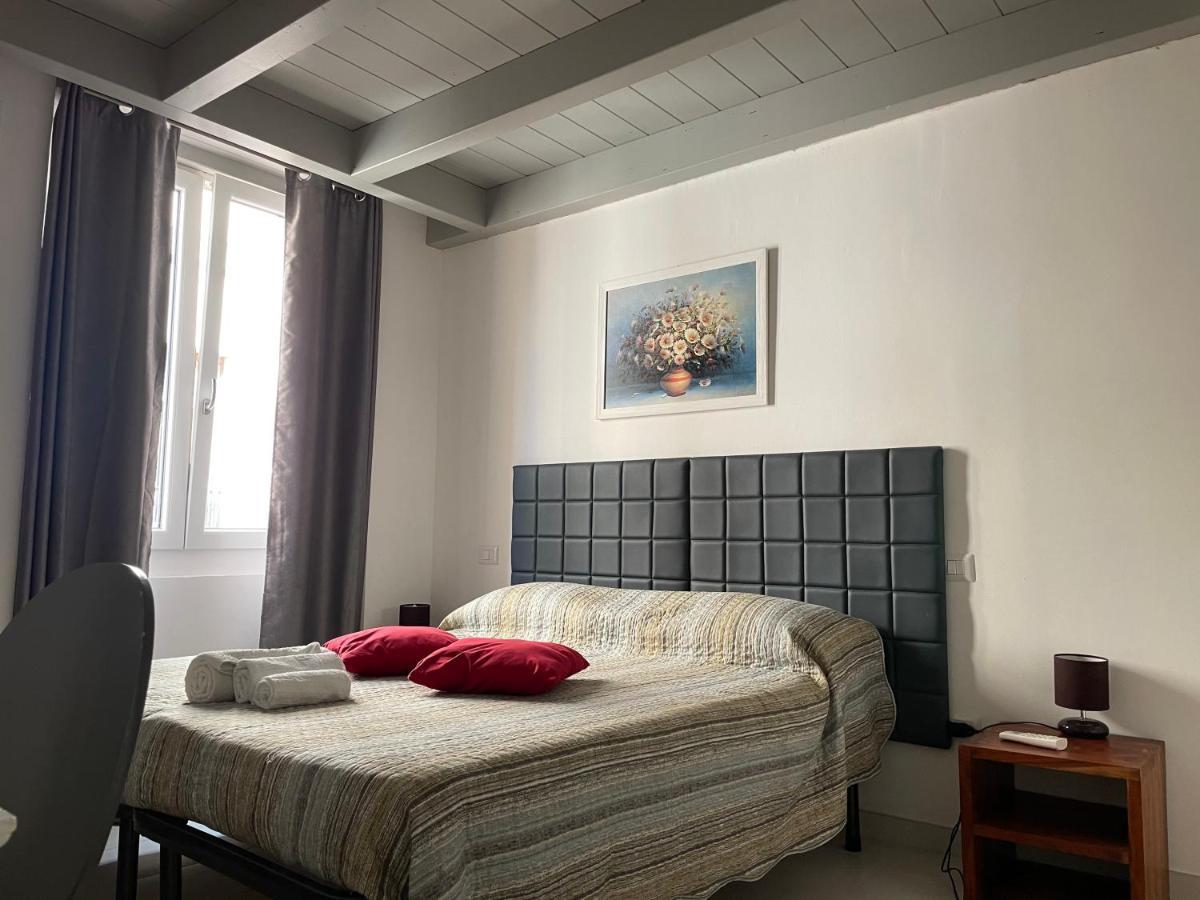 Saturno House Cagliari Center Hotel Bagian luar foto