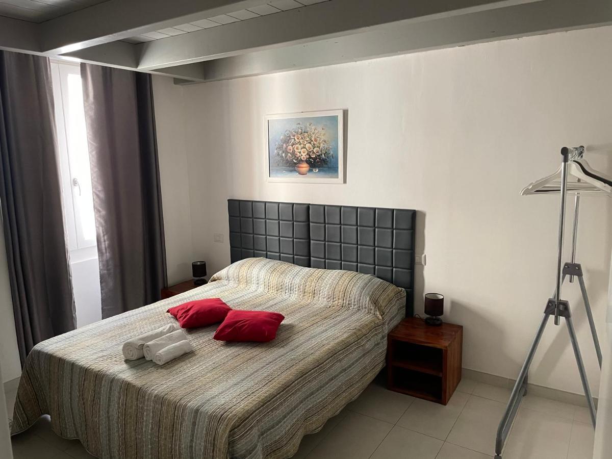 Saturno House Cagliari Center Hotel Bagian luar foto
