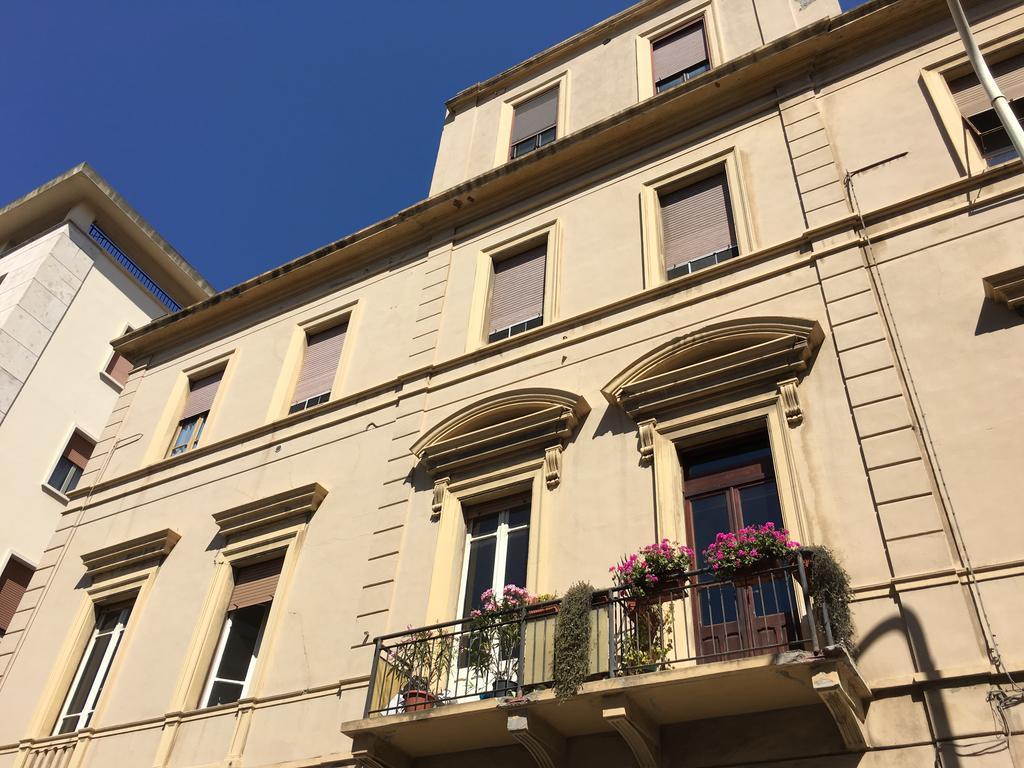 Saturno House Cagliari Center Hotel Bagian luar foto